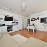 Daire Mm Luxury Gold & Rubin Zadar
